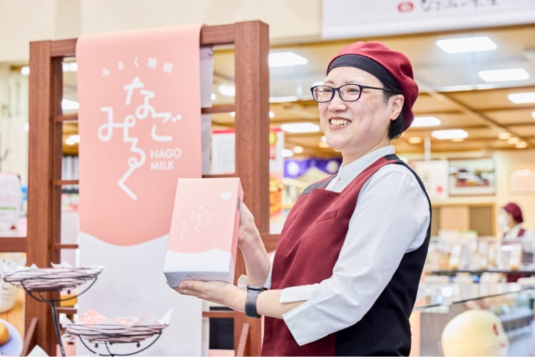 笑顔で接客するスタッフ