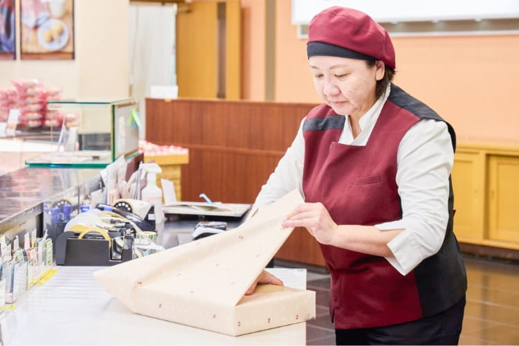 丁寧に包装・のし掛けをするスタッフ