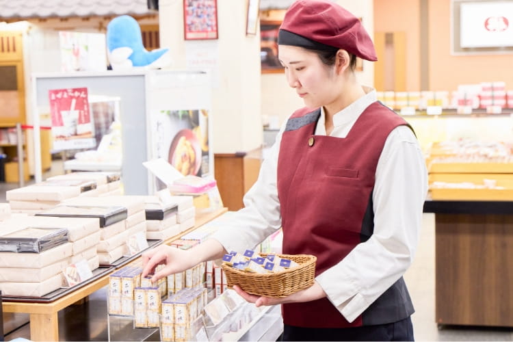 売り場づくりをするスタッフ